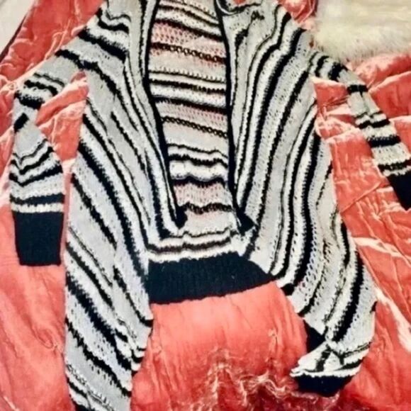 AEO Sweater Gray Crochet Striped Open Asymmetrical Knit Cardigan Size Medium EUC - Picture 11 of 16